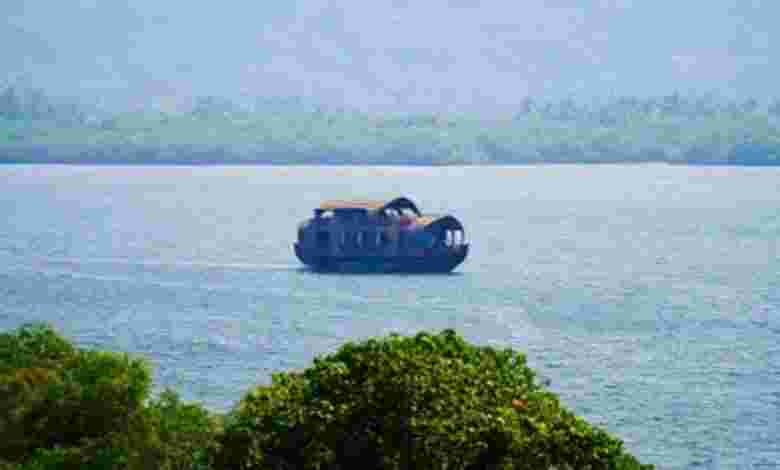 Take a Houseboat Tour